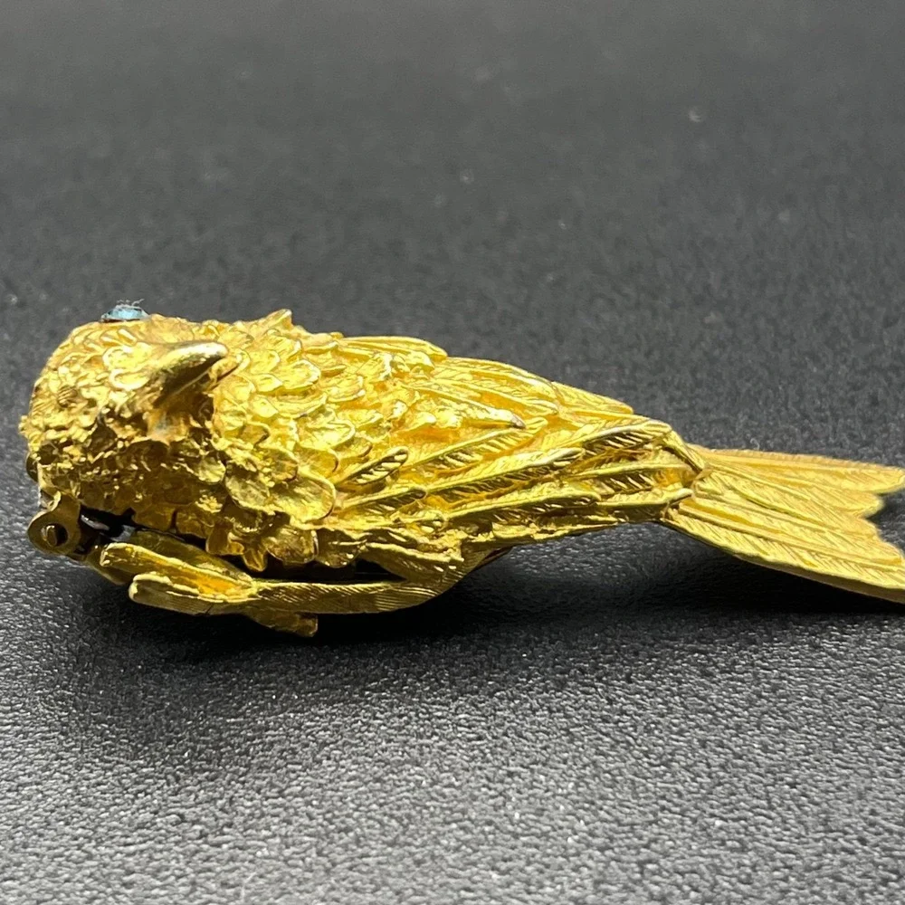 1940s Figural Bird Fur Clip Gold Tone w Blue Rhinestone Eye Vintage